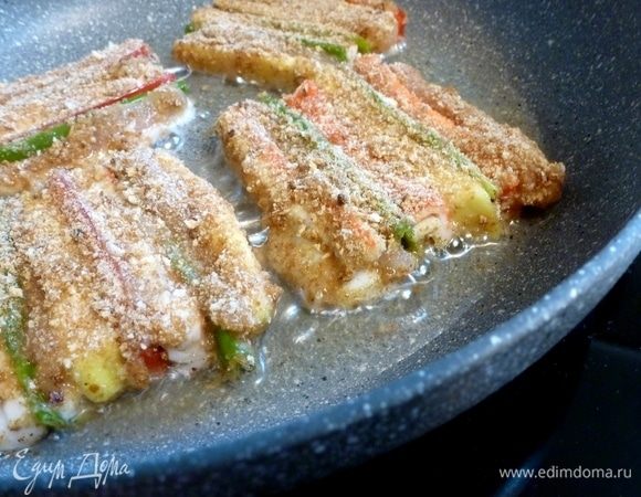 Обжарим на разогретой с маслом сковороде до золотистого цвета. При подаче не забудьте снять зубочистки! Закуску можно нарезать на кусочки, она не распадется.