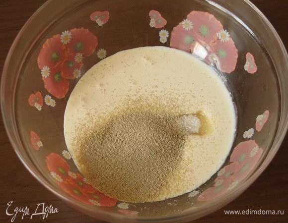 Соединяем сметану, две столовые ложки сахара и дрожжи «Саф-Момент». Оставляем на час.