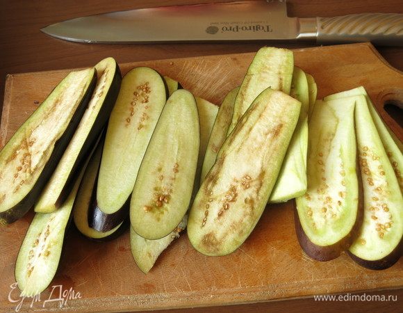 Подготовим начинку: нарезаем баклажаны.