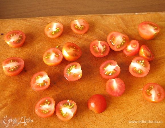 Черри разрезаем пополам. Предпочтительнее взять чуть твердые помидоры.