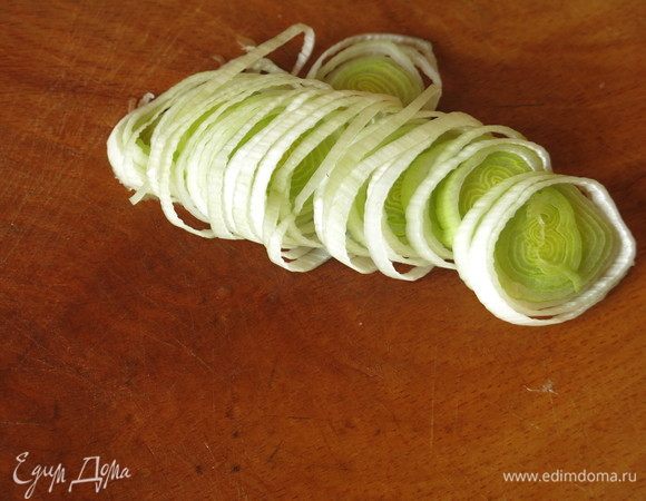 Нарезаем тонко лук-порей.