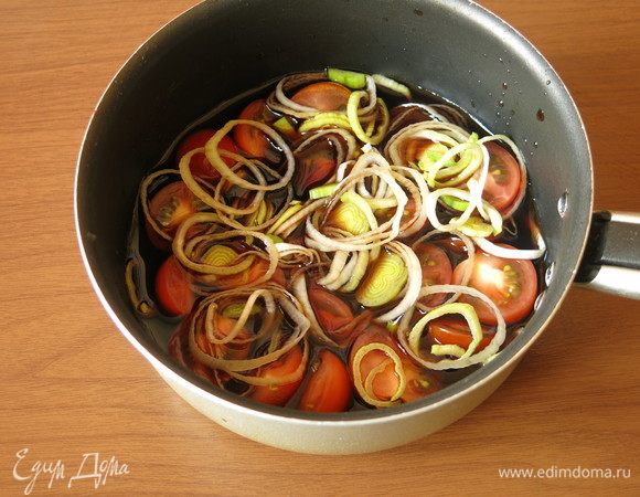 Заливаем лук и томаты вином.