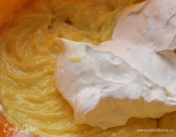 Сливки взбить до устойчивых пиков и аккуратно вмешать в заварной крем.