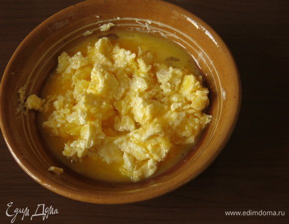 Соединяем желтки, три ложки столовые сахара, нарезанное масло.