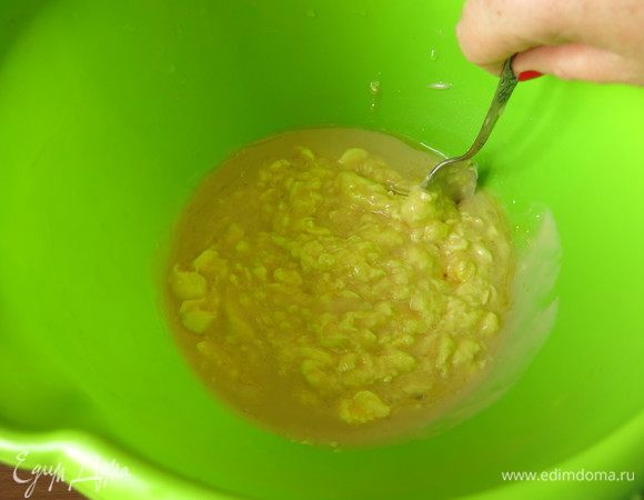 Добавляем подошедшие дрожжи в сметане. Тщательно сбиваем. За счет дрожжей тесто получается мягкое, пластичное, и как любое песочное, рассыпчатое.