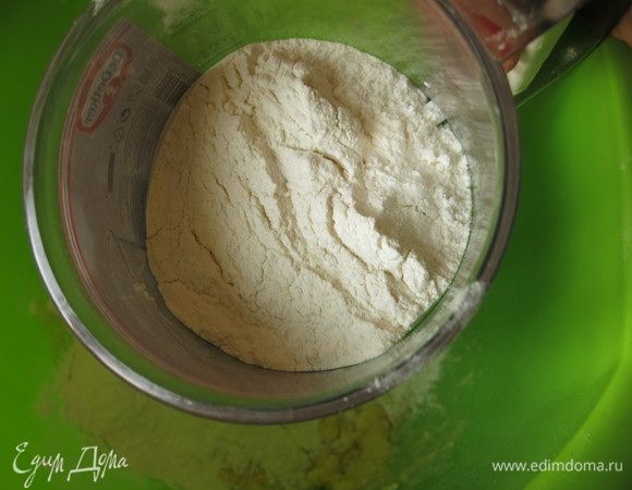 Добавляем муку, быстро замешиваем тесто.