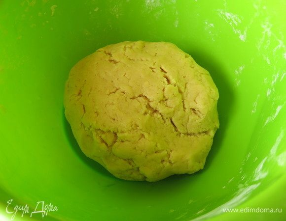 Накрываем тесто пленкой и ставим на 1 час в холодильник.