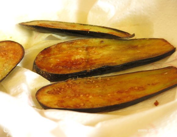 Снимаем лишний жир на салфетке.