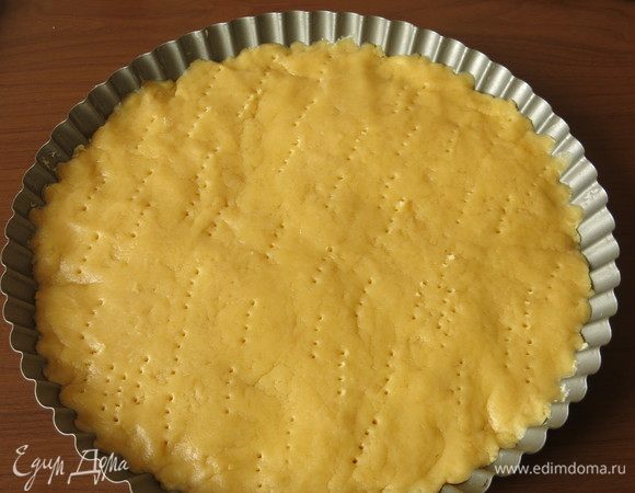 За это время тесто вызрело. Тесто расплескиваем по форме. Накалываем вилкой. У меня специальная форма, если используете плоскую, то надо раскатать тесто чуть больше по диаметру и сделать бортик.