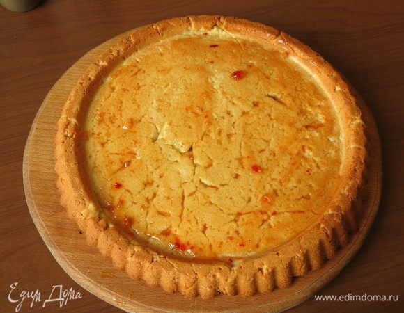 Даем чуть остыть и промазываем основу чили (у меня сладкий соус чили).