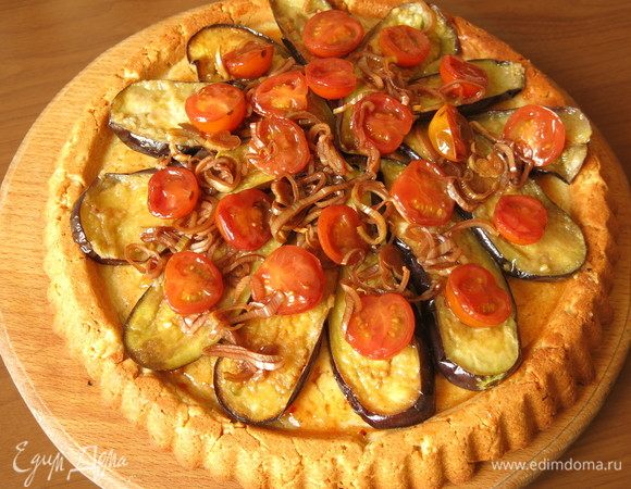 Выкладываем лук. Чуть солим и перчим овощи.