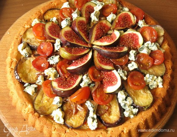 Последний штрих — кусочки сыра с плесенью.