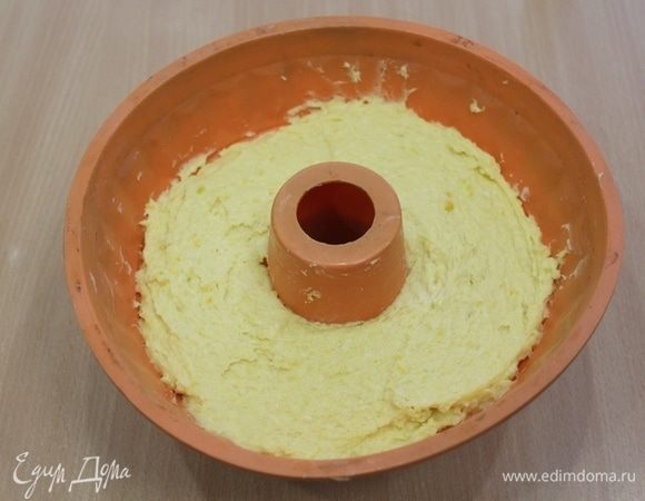 Выложить тесто в форму. Выпекать при 180°С 50-55 минут.