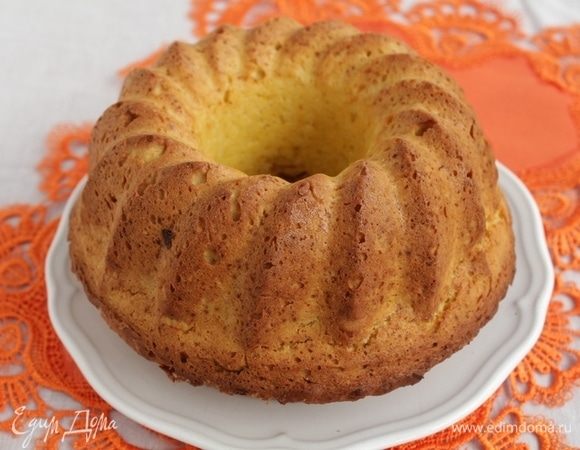 Аккуратно вынуть кекс, посыпать его сахарной стружкой и сахарной пудрой.