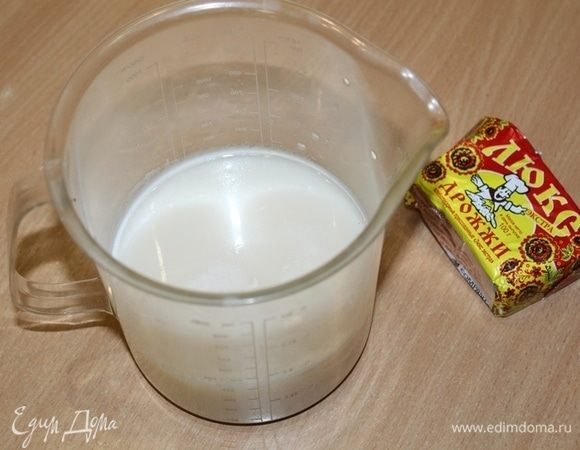 Дрожжи растворить в теплой воде с сахаром, дать постоять 10–15 минут.