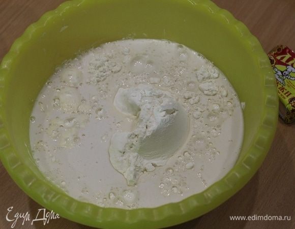 Дрожжевую смесь добавить к муке.