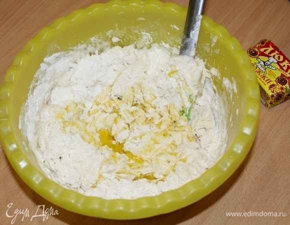 Добавить соль и оливковое масло.