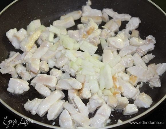 Мелко порезать лук и чеснок, обжарить на оливковом масле, добавить порезанную куриную грудку, и тоже обжарить.