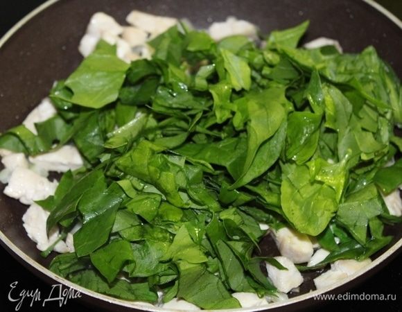 Добавить порезанный шпинат, снять с плиты.