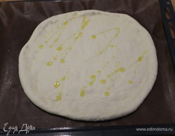 Тесто раскатать в лепешку (или в две маленькие), смазать оливковым маслом.