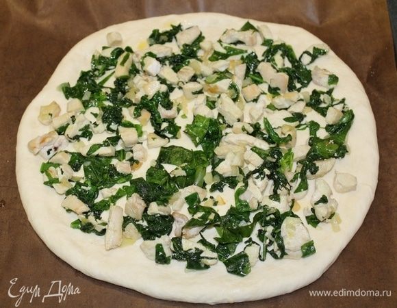 Выложить начинку на тесто, посыпать натертым сыром.