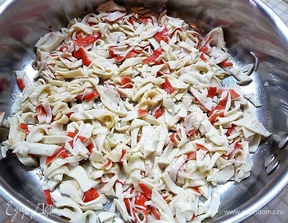 На сковороде разогреваем сливочное масло и обжариваем крабовое мясо в течение 5 минут.