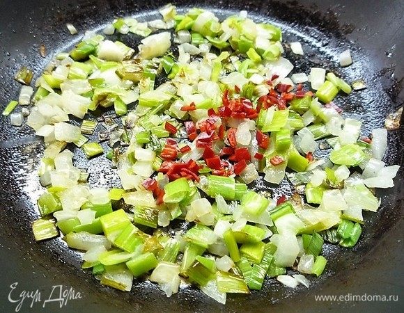 Добавляем к луку перчик чили, солим, перчим, перемешиваем и обжариваем еще 1 минуту.