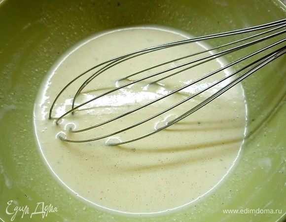 Для заливки в миске взбиваем яйцо, добавляем густой натуральный йогурт, слегка солим и перчим, перемешиваем до однородности.