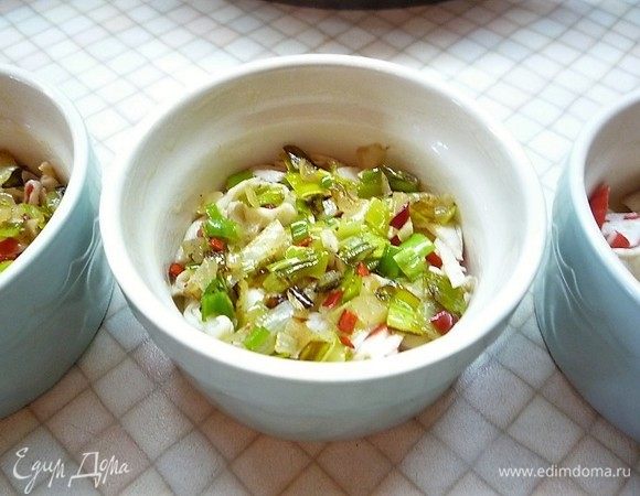 На крабовое мясо выкладываем лук.