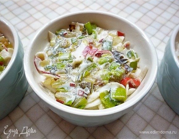 Заливаем в формочки яичную заливку и верх щедро посыпаем натертым на мелкой терке сыром. Запекаем в заранее разогретой духовке при температуре 180°С в течение 15-20 минут до румяной корочки.