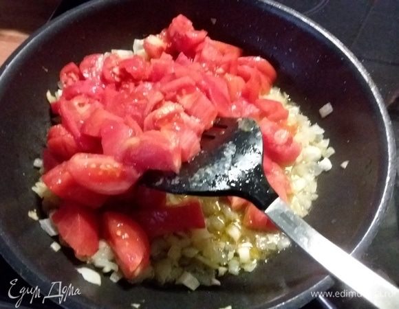 Разогреть подсолнечное масло и пассеровать лук, через несколько минут добавить чеснок, обжарить с луком. Выложить помидоры, очищенные от кожицы, и тушить до выпаривания жидкости. Томатный соус посолить, поперчить, добавить сок лимона и щепотку сахара по вкусу. 