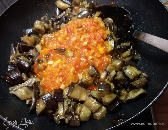 Вмешать томатный соус в баклажаны. 