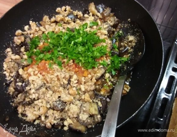 Добавить крупно рубленые орехи и петрушку, перемешать, снять с огня. 