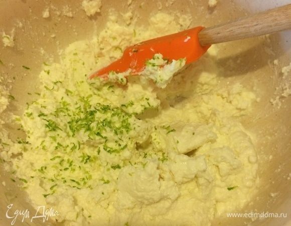 В миске хорошо взбить блендером: творог, сметану, сахарную пудру, ванильный сахар. Затем добавить цедру и перемешать.