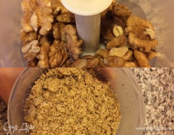 Орехи измельчить в блендере.