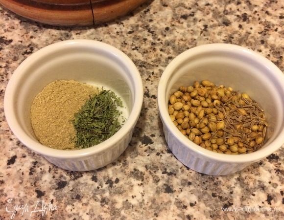 Нам понадобится ступка для специй. Я люблю специи перетертые в ступке непосредственно перед употреблением, они намного ароматнее тех, что в пакетиках.