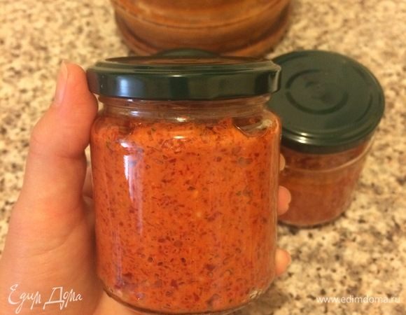 В каждой приблизительно 150 г. Готовую аджику хранить в холодильнике!