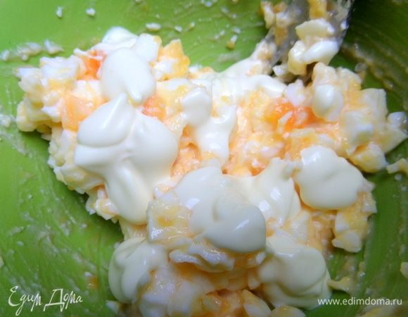 Капнуть немного майонеза, перемешать.