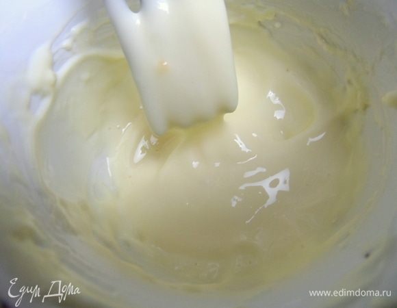 Плавленый сыр растопить в чашке несколько секунд для эластичности.