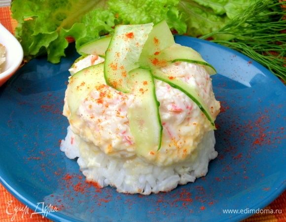 Перевернуть на блюдце чашку, постучать по дну, чтобы отошло от дна.