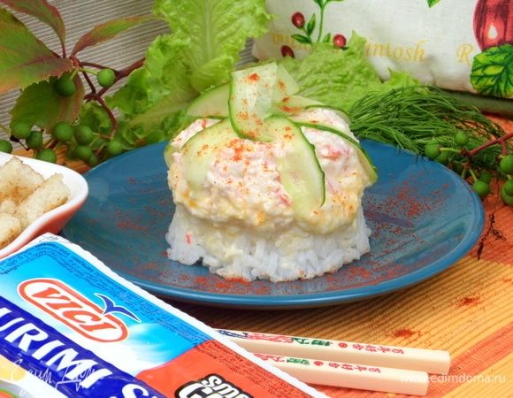 Украсить огурцом сверху. Припорошить паприкой.