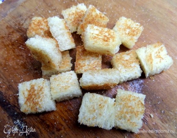 Посыпать чесночной солью, перемешать.