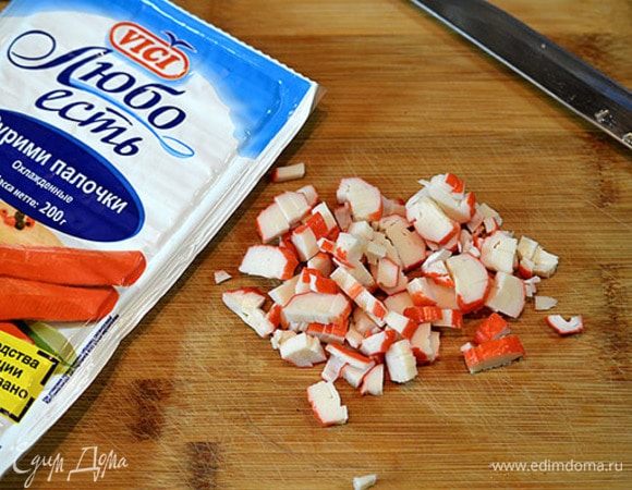 Крабовые палочки нарезать. Для этого блюда я использую крабовые палочки TM VICI. Они очень сочные, а также обладают прекрасным вкусовыми качествами.