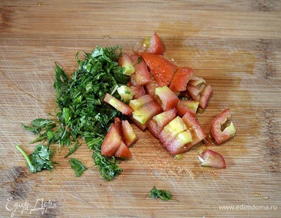 Зелень и помидор порезать.