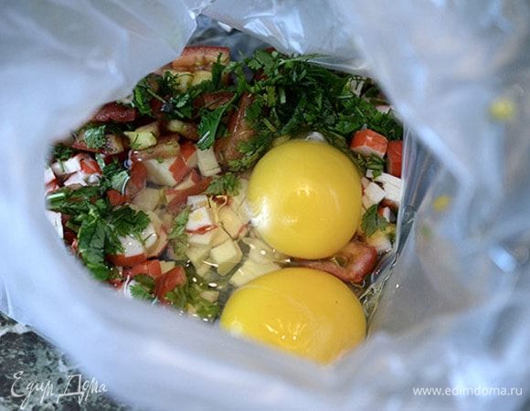 Положить все в пакет. Сюда же вбить яйца, добавить молоко, посолить.