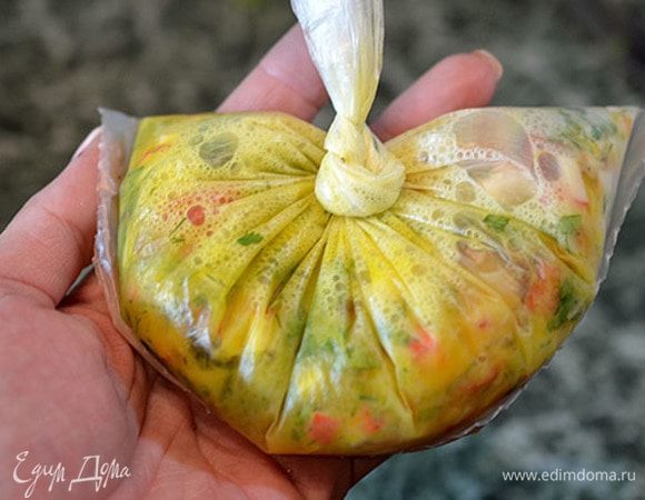 Все перемешать прямо в пакете и завязать тугой узел.