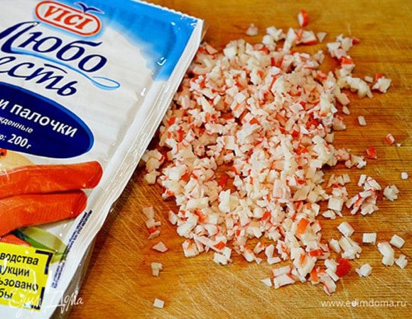 Крабовые палочки мелко нарежьте. Для этого блюда я использую крабовые палочки VICI, они очень ароматные, сочные и обладают прекрасным вкусом.