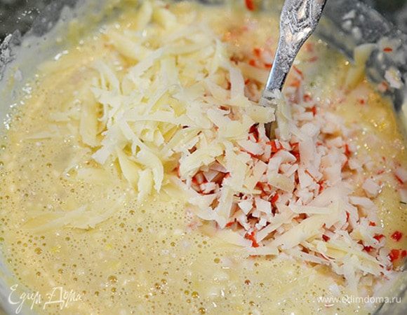 Добавить натертый сыр и крабовые палочки.