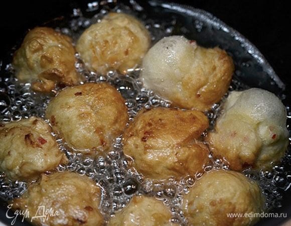 Обжарьте пончики в кипящем масле на небольшом огне. Затем выложите на бумажное полотенце, чтобы убрать лишнее масло.