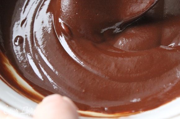 Для шоколадного крема шоколад растопить. Сливки нагреть, но не кипятить. Смешать горячие сливки с шоколадом, добавить масло.